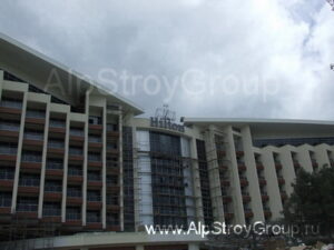 Высотный монтаж рекламной конструкции отеля Hilton