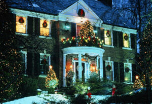 Дизайнерское новогоднее украшение фасадов домов и праздничная иллюминация зданий